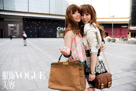 亲密无间的两姐妹面对镜头一点也不紧张