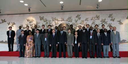 李荣融出席上海世博会卢旺达馆日官方仪式并会