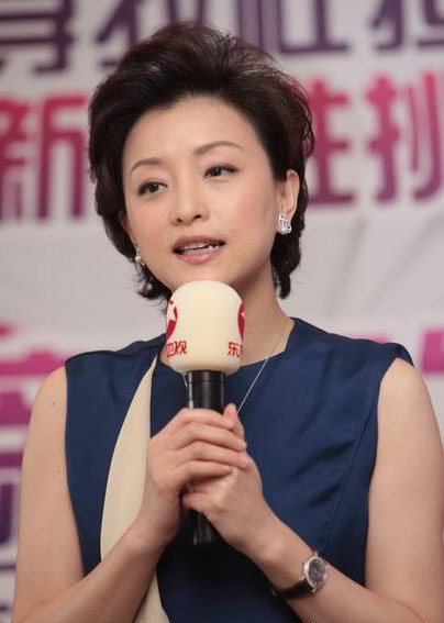 \最后杨澜强调,\整个舞台都是为这些年轻的女