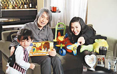 张柏芝周星驰合照摆床头 lucas古灵精怪抢风头