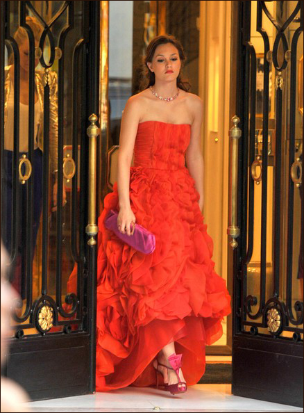 《<em>绯闻女孩</em>》当街拍吻戏 梅斯特红礼服光<em>艳照</em>