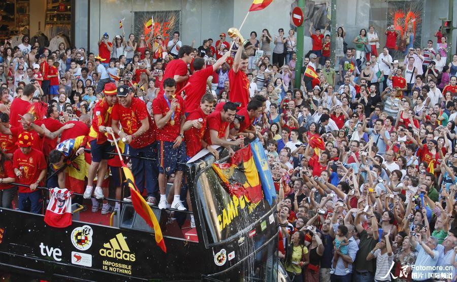西班牙世界杯夺冠游街庆祝 球迷迎接英雄归来