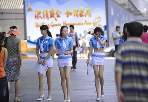 组图:长腿美女现身广州街头 超级清纯气质引爆