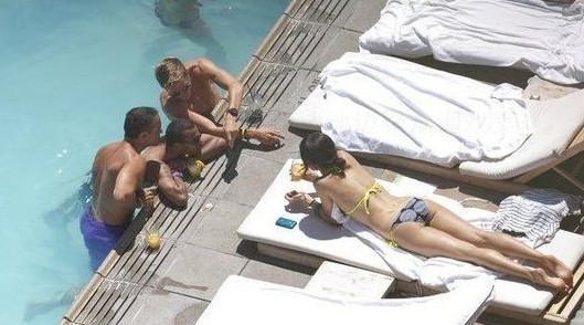 <em>泳池边</em>聚众调戏<em>美女</em>(图)