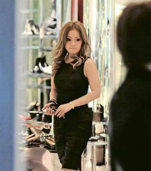 <em>滨崎</em>步疑患购物狂豪掷千万日元 租货车运战利