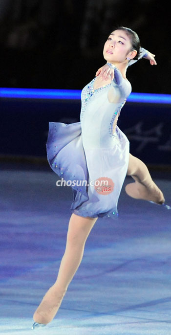 \花滑女王\金妍儿冰上表演精彩无比(组图)