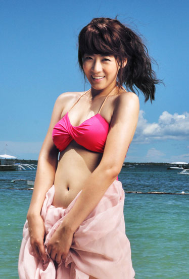 《方子传》主演刘先青拍比基尼写真