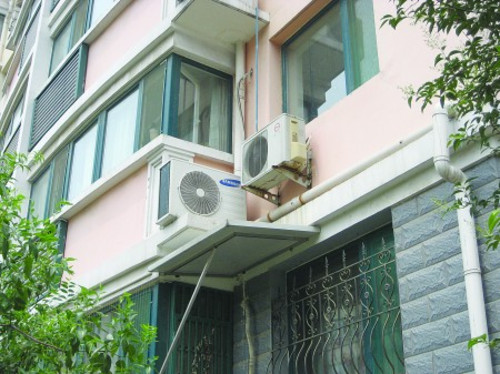小区里的空调室外机,冷凝水扰民现象严重