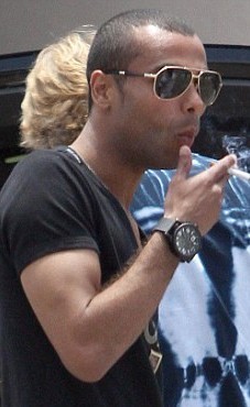 科尔携<em>德罗巴</em>夜店狂欢 偶遇歌星绯闻<em>女友</em>(图)_