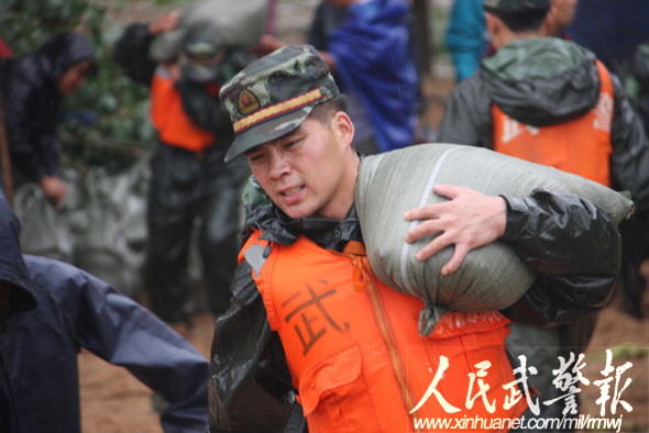 暴雨突袭葫芦岛 武警8622部队紧急抗洪救灾