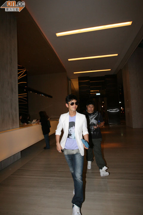  黄晓明现身香港 遭追访 被疑约会杨颖(图)_中国