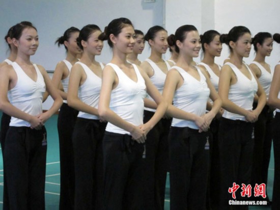 亚运礼仪小姐的必修课:头顶<em>书本</em> 腿夹白纸_中