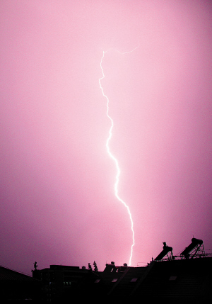 夜空频现"彩色"闪电
