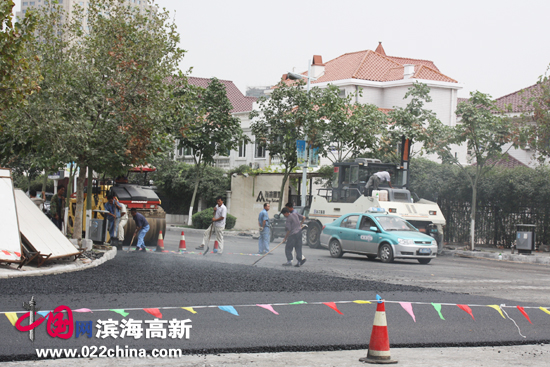 组图:滨海高新区华苑产业园区道路整修工程紧