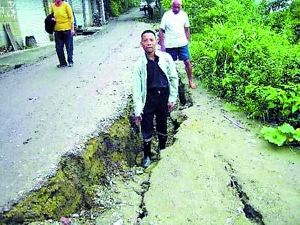 村民家中惊现地陷大坑，全村20多处地质异变事件揭秘