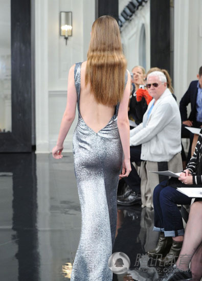 <em>贝克汉姆老婆辣妹</em>浓妆艳抹走秀难掩憔悴(组图