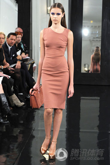 <em>贝克汉姆老婆辣妹</em>浓妆艳抹走秀难掩憔悴(组图