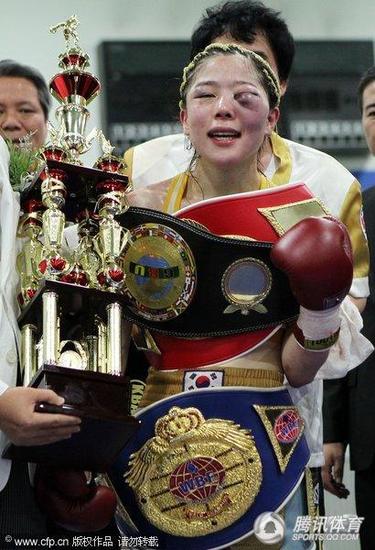 组图:韩国<em>拳击赛 女</em>拳手金珠熙战至鼻青脸肿终