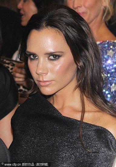 组图:<em>贝克汉姆老婆辣妹</em>走秀 性感露背惹众男 骚