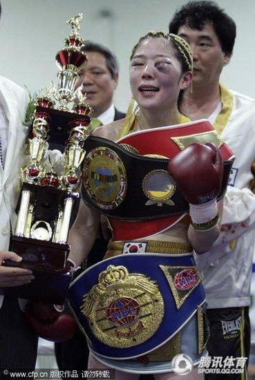 组图:韩国<em>拳击赛 女</em>拳手金珠熙战至鼻青脸肿终