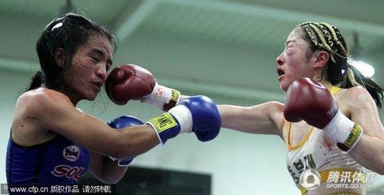 组图:韩国<em>拳击赛 女</em>拳手金珠熙战至鼻青脸肿终