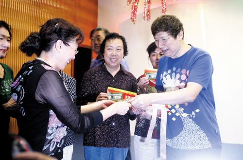 <em>李春平</em>捐助千名老人梦回1980_中国网