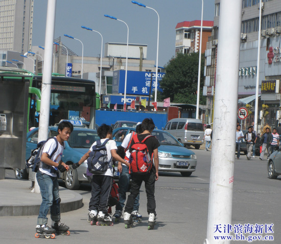 轮滑族成马路杀手+23日上