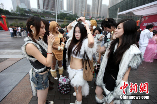 中国西部动漫节开幕+美女如云上演变装秀(组图)