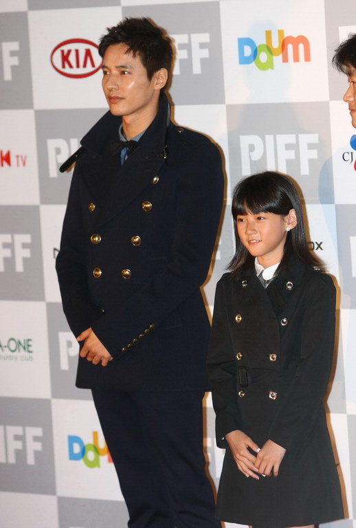 <em>高清</em>组图:<em>釜山</em>电影节红毯秀 汤唯最美张艺谋最