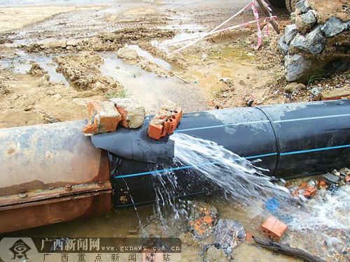 修复水管过月余仍在漏水 施工单位称水压不稳
