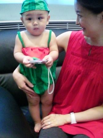 明星妈妈的育儿经:张柏芝任由Lucas撞板痛哭_中国