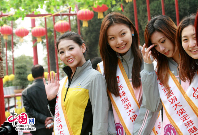 开封菊展:<em>美女</em>们与百万<em>菊花</em>竞相争艳(组图)_中