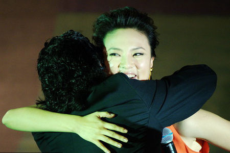 马拉多纳<em>熊抱央视女主播</em>刘芳菲引尴尬(图)_中