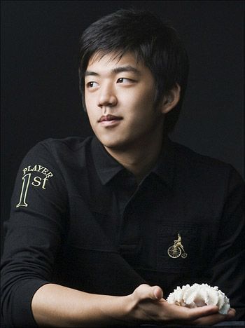 亚运中日韩旗手对比:潮田玲子美艳 金紫薇爆冷 李龙大帅气