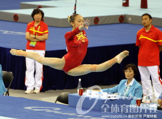 [组图]<em>体操女子</em>全能决赛 眭禄摘金<em>黄秋爽</em>夺银_