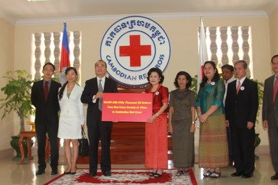 驻柬埔寨大使潘广学向柬埔寨红十字会转交中国红十字总会就踩踏事件提供的人道主义救助 