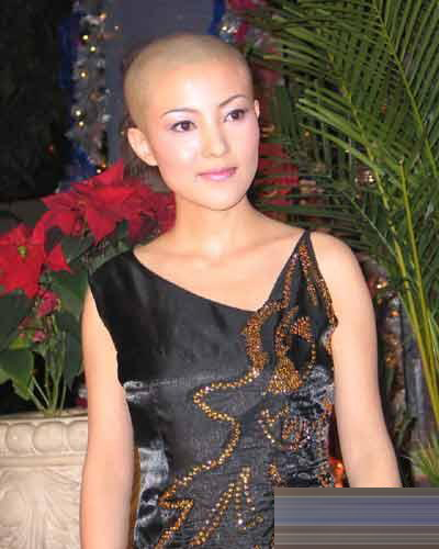 谢雨欣的光头造型