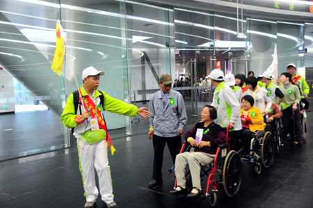 亚残运志愿者陪同残疾人士喜游新广州