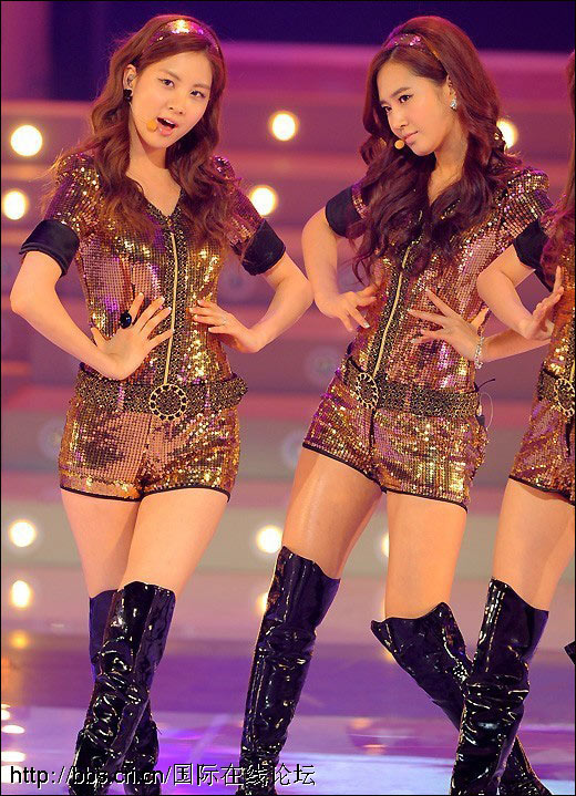 <em>少女时代</em>中韩歌会高<em>靴子</em>秀火辣大长腿