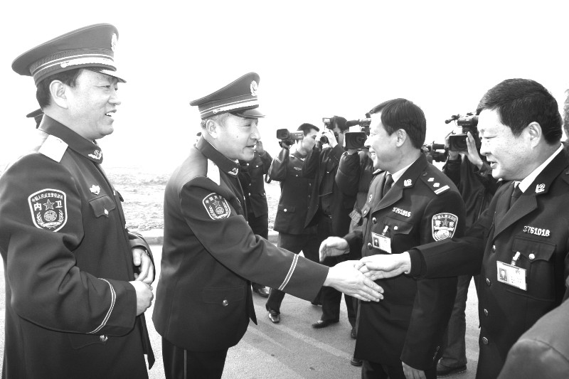 中国人民武装警察部队副司令员霍毅(左二)到枣庄监狱视察工作,与