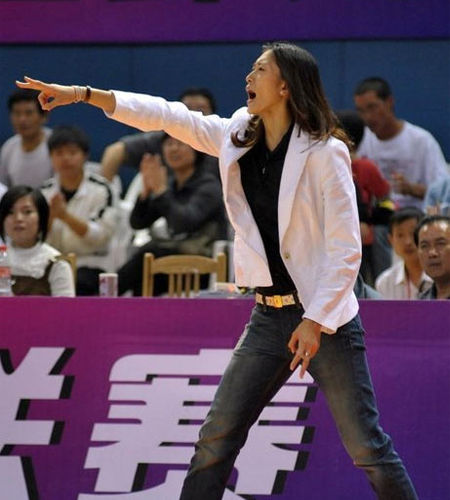 隋菲菲要与王治郅结婚?美女教练称要嫁灰太狼式