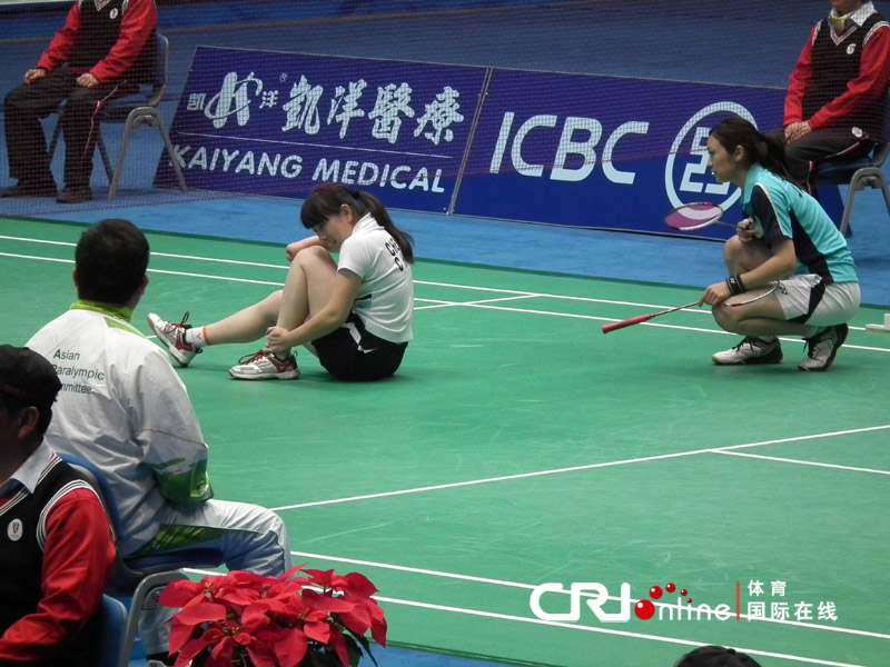 高清组图:铃木亚弥子获<em>羽毛球女子单打</em>站立五