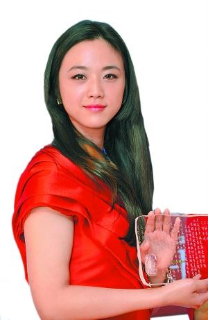 <em>汤唯红裙</em>亮相心情好 接连拍三片新作爆棚_中国