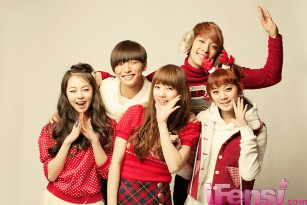 <em>少女时代</em>、宋茜Nichkhun、JYJ 彩色<em>圣诞</em>服饰特