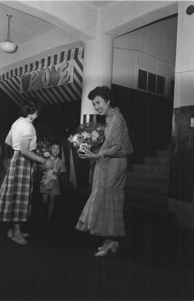 组图:53年韩国美女欢送美高官