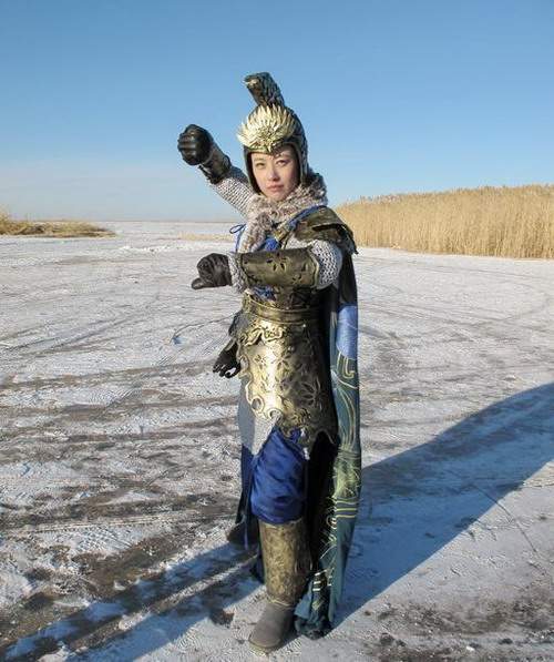 <em>周海媚</em>《<em>杨门女将</em>》曝战袍造型 遭围攻险象环