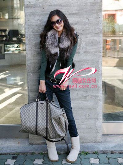 灰色翻领短款皮草马甲搭配墨绿色t恤雪地靴