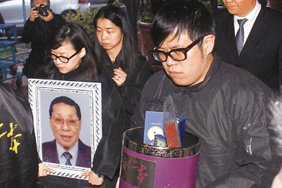<em>曾志伟</em>携<em>子女</em>出席父亲火葬仪式