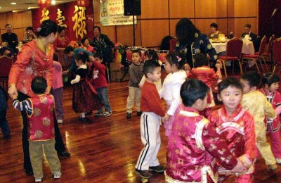 小朋友们上舞台表演 5817394633102767036.jpg
