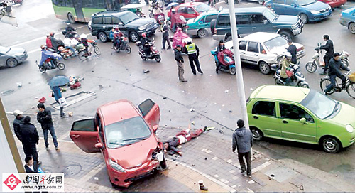后来,众人将肇事汽车抬起来后才救出伤者.